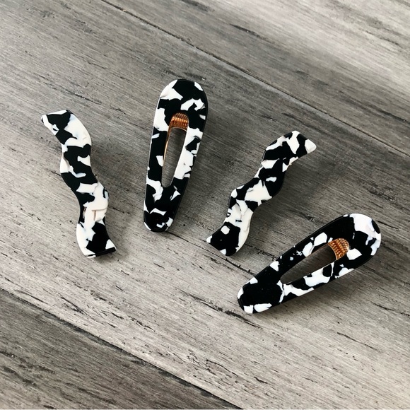 💸 5/20 Trendy Set of Four Abstract Black & White Acrylic Lucite Hair Clips - Picture 1 of 6